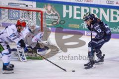 DEL - Eishockey - ERC Ingolstadt - EHC Straubing - Mike Collins (ERC 13) am Tor von Jeff Zatkoff