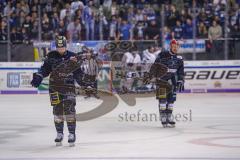 DEL - Eishockey - ERC Ingolstadt - EHC Straubing - 2:2 Ausgleich Ingolstadt lässt die Köpfe hängen, Brett Findlay (#19 ERC) Matt Bailey (#22 ERC)