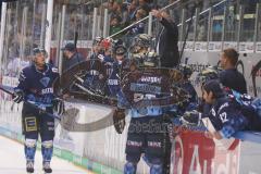 DEL - Eishockey - Saison 2019/20 - ERC Ingolstadt -  Adler Mannheim - Doug Shedden (Cheftrainer ERCI) winkt Timo Pielmeier (#51Torwart ERCI) vom Eis - Foto: Jürgen Meyer