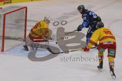 DEL - Eishockey - Saison 2019/20 - ERC Ingolstadt - Düsseldorfer EG - Mirko Höfflin (#92 ERCI) - Niederberger Mathias Torwart (#35 Düsseldorf) - Foto: Jürgen Meyer