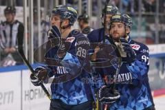 DEL - Eishockey - Saison 2019/20 - ERC Ingolstadt -  Kölner Haie - Hans Detsch (#89 ERCI) und Simon Schütz (#97 ERCI) bedanken sich bei den Fans - Foto: Jürgen Meyer