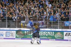 DEL - Eishockey - Saison 2019/20 - ERC Ingolstadt - Augsburger Panther - Jochen Reimer (#32Torwart ERCI) mit seinem Kind bedanken sich bei den Fans - jubel - choreo - Foto: Jürgen Meyer