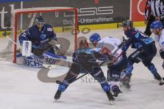 DEL - Eishockey - Saison 2019/20 - ERC Ingolstadt - Adler Mannheim - Valmir Sulejmani (#9 Mannheim) -Jochen Reimer (#32Torwart ERCI) - Wayne Simpson (#21 ERCI) - Foto: Jürgen Meyer