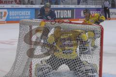 DEL - Eishockey - Saison 2019/20 - ERC Ingolstadt - Krefeld Pinguine - Dimitri Pätzold Torwart (#32 Krefeld) - Kris Foucault (#81 ERCI) - Foto: Jürgen Meyer