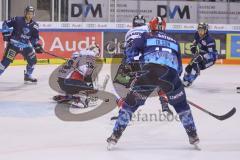 DEL - Eishockey - Saison 2019/20 - ERC Ingolstadt -  Eisbären Berlin - Sebastian Dahm Torwart (#32 Berlin) - Brett Olson (#16 ERCI) - Mike Collins (#13 ERCI) - Foto: Jürgen Meyer