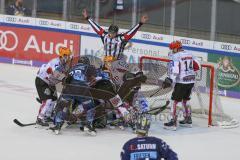 DEL - Eishockey - Saison 2019/20 - ERC Ingolstadt - Fishtown Pinguins - Kris Foucault (#81 ERCI) - Tomas Pöpperle Torwart (#42 Bremerhaven) - Tim Wohlgemuth (#33 ERCI) - Foto: Jürgen Meyer