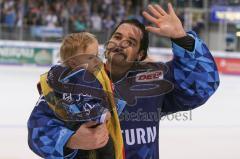 DEL - Eishockey - Saison 2019/20 - ERC Ingolstadt - Augsburger Panther - Jochen Reimer (#32Torwart ERCI) mit seinem Kind - Foto: Jürgen Meyer