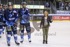 Im Bild: Dustin Friesen (#14 ERC) mit seiner Tochter auf dem Eis

Eishockey - Herren - DEL - Saison 2019/2020, Spiel 8 - 4.10.2019 -  ERC Ingolstadt - Fischtowns Pinguins - Foto: Ralf Lüger