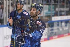 DEL - Eishockey - Saison 2019/20 - ERC Ingolstadt -  Kölner Haie - Simon Schütz (#97 ERCI) bedankt sich bei den Fans - Foto: Jürgen Meyer