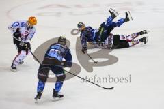 Im Bild: Jerry D´Amigo (#9 ERC) liegt auf dem Rücken seines Gegenspielers

Eishockey - Herren - DEL - Saison 2019/2020, Spiel 8 - 4.10.2019 -  ERC Ingolstadt - Fischtowns Pinguins - Foto: Ralf Lüger