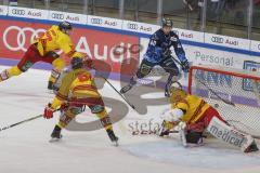 DEL - Eishockey - Saison 2019/20 - ERC Ingolstadt - Düsseldorfer EG - Darin Olver (#40 ERCI) versucht einen Bauerntrick - Niederberger Mathias Torwart (#35 Düsseldorf) - Eder Tobias (#20 Düsseldorf) - Foto: Jürgen Meyer