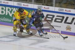 DEL - Eishockey - Saison 2019/20 - ERC Ingolstadt - Krefeld Pinguine - Brett Olson (#16 ERCI) - Torsten Ankert (#13 Krefeld) -  - Foto: Jürgen Meyer