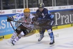 Im Bild: Stefan Espeland (#17 Bremerhafen) und Mike Collins (#13 ERC)

Eishockey - Herren - DEL - Saison 2019/2020, Spiel 8 - 4.10.2019 -  ERC Ingolstadt - Fischtowns Pinguins - Foto: Ralf Lüger