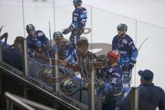DEL - Eishockey - Saison 2019/20 - ERC Ingolstadt -  Adler Mannheim - Der Schiedsrichter im gespräch mit Doug Shedden (Cheftrainer ERCI) - Foto: Jürgen Meyer