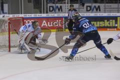 Im Bild: Tomáš Pöpperle (#42 Bremerhafen) und Kris Foucault (#81 ERC)

Eishockey - Herren - DEL - Saison 2019/2020, Spiel 8 - 4.10.2019 -  ERC Ingolstadt - Fischtowns Pinguins - Foto: Ralf Lüger