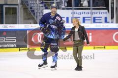 Im Bild: Dustin Friesen (#14 ERC) mit seiner Tochter auf dem Eis

Eishockey - Herren - DEL - Saison 2019/2020, Spiel 8 - 4.10.2019 -  ERC Ingolstadt - Fischtowns Pinguins - Foto: Ralf Lüger