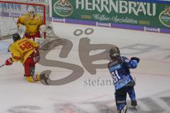 DEL - Eishockey - Saison 2019/20 - ERC Ingolstadt - Düsseldorfer EG - Niederberger Mathias Torwart (#35 Düsseldorf) - Kris Foucault (#81 ERCI) - Foto: Jürgen Meyer