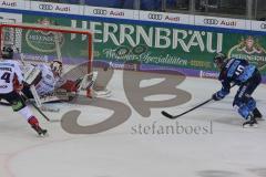 DEL - Eishockey - Saison 2019/20 - ERC Ingolstadt -  Eisbären Berlin - Ville Koistinen (#10 ERCI) - Sebastian Dahm Torwart (#32 Berlin) - Foto: Jürgen Meyer
