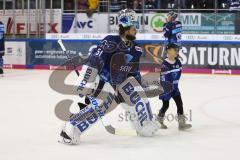 Im Bild: Timo Pielmeier (#51 Torwart ERC) mit einem Kind auf dem Weg zu den Fans

Eishockey - Herren - DEL - Saison 2019/2020, Spiel 8 - 4.10.2019 -  ERC Ingolstadt - Fischtowns Pinguins - Foto: Ralf Lüger