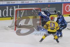 DEL - Eishockey - Saison 2019/20 - ERC Ingolstadt - Krefeld Pinguine - Der 2:2 Ausgleichstreffer durch Daniel Pietta (#86 Krefeld) - Timo Pielmeier (#51Torwart ERCI) - Foto: Jürgen Meyer