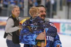 DEL - Eishockey - Saison 2019/20 - ERC Ingolstadt - Augsburger Panther - Jochen Reimer (#32Torwart ERCI) mit seinem Kind bedanken sich bei den Fans - jubel - choreo - Foto: Jürgen Meyer
