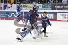 Im Bild: Timo Pielmeier (#51 Torwart ERC) mit einem Kind auf dem Weg zu den Fans

Eishockey - Herren - DEL - Saison 2019/2020, Spiel 8 - 4.10.2019 -  ERC Ingolstadt - Fischtowns Pinguins - Foto: Ralf Lüger