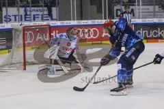 Im Bild: Tomáš Pöpperle (#42 Bremerhafen) und Brett Oslon (#16 ERC)

Eishockey - Herren - DEL - Saison 2019/2020, Spiel 8 - 4.10.2019 -  ERC Ingolstadt - Fischtowns Pinguins - Foto: Ralf Lüger