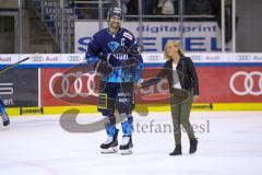 Im Bild: Dustin Friesen (#14 ERC) mit seiner Tochter auf dem Eis

Eishockey - Herren - DEL - Saison 2019/2020, Spiel 8 - 4.10.2019 -  ERC Ingolstadt - Fischtowns Pinguins - Foto: Ralf Lüger