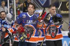 Im Bild: Patrick Köppchen (ERC Legendenteam 2020) und Tyler Bouck (ERC Legendenteam 2020) bedanken sich bei den Fans

Eishockey - Herren - DEL - Saison 2019/2020 -  ERC Ingolstadt Legenden—Team 2020 - Sternstunden-Team -  Foto: Ralf Lüger