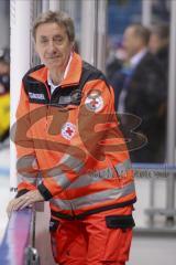 Im Bild: Rechtsanwalt Walter Gräf als Sanitäter beim Legendenspiel

Eishockey - Herren - DEL - Saison 2019/2020 -  ERC Ingolstadt Legenden—Team 2020 - Sternstunden-Team -  Foto: Ralf Lüger