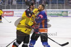 Im Bild: Stephan Retzer (ERC Legendenteam 2020) im Gespräch mit seinem Gegenspieler

Eishockey - Herren - DEL - Saison 2019/2020 -  ERC Ingolstadt Legenden—Team 2020 - Sternstunden-Team -  Foto: Ralf Lüger