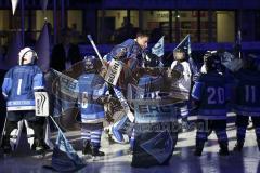 Im Bild: Ian Gordon (ERC Legendenteam 2020) läuft an den Jungpanthern des ERC Ingolstadt vorbei

Eishockey - Herren - DEL - Saison 2019/2020 -  ERC Ingolstadt Legenden—Team 2020 - Sternstunden-Team -  Foto: Ralf Lüger