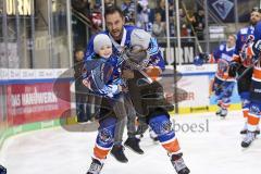 Im Bild: Jean-Francois Boucher (ERC Legendenteam 2020)  hat seine Kinder auf dem Arm

Eishockey - Herren - DEL - Saison 2019/2020 -  ERC Ingolstadt Legenden—Team 2020 - Sternstunden-Team -  Foto: Ralf Lüger