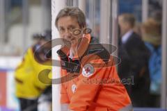 Im Bild: Rechtsanwalt Walter Gräf als Sanitäter beim Legendenspiel

Eishockey - Herren - DEL - Saison 2019/2020 -  ERC Ingolstadt Legenden—Team 2020 - Sternstunden-Team -  Foto: Ralf Lüger