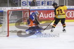 Im Bild: Ian Gordon (ERC Legendenteam 2020) mit dem Save

Eishockey - Herren - DEL - Saison 2019/2020 -  ERC Ingolstadt Legenden—Team 2020 - Sternstunden-Team -  Foto: Ralf Lüger