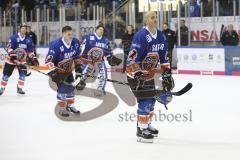 Im Bild: Tyler Bouck (ERC Legendenteam 2020) John Laliberte (ERC Legendenteam 2020) und die Mitspieler bedanken sich bei den Fans

Eishockey - Herren - DEL - Saison 2019/2020 -  ERC Ingolstadt Legenden—Team 2020 - Sternstunden-Team -  Foto: Ralf Lüger