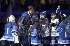 Im Bild: Björn Barta (ERC Legendenteam 2020)läuft an den Jungpanthern des ERC Ingolstadt vorbei ins Stadion ein

Eishockey - Herren - DEL - Saison 2019/2020 -  ERC Ingolstadt Legenden—Team 2020 - Sternstunden-Team -  Foto: Ralf Lüger