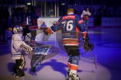 Im Bild: Stephan Retzer (ERC Legendenteam 2020) läuft mit seinem Sohn ins Stadion ein

Eishockey - Herren - DEL - Saison 2019/2020 -  ERC Ingolstadt Legenden—Team 2020 - Sternstunden-Team -  Foto: Ralf Lüger