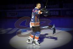 Im Bild: Stephan Retzer (ERC Legendenteam 2020) läuft mit seinem Sohn ins Stadion ein

Eishockey - Herren - DEL - Saison 2019/2020 -  ERC Ingolstadt Legenden—Team 2020 - Sternstunden-Team -  Foto: Ralf Lüger