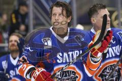 Im Bild: Patrick Köppchen (ERC Legendenteam 2020) und Tyler Bouck (ERC Legendenteam 2020) bedanken sich bei den Fans

Eishockey - Herren - DEL - Saison 2019/2020 -  ERC Ingolstadt Legenden—Team 2020 - Sternstunden-Team -  Foto: Ralf Lüger