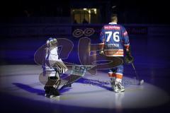 Im Bild: Stephan Retzer (ERC Legendenteam 2020) läuft mit seinem Sohn ins Stadion ein

Eishockey - Herren - DEL - Saison 2019/2020 -  ERC Ingolstadt Legenden—Team 2020 - Sternstunden-Team -  Foto: Ralf Lüger