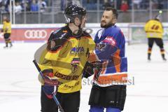 Im Bild: Stephan Retzer (ERC Legendenteam 2020) im Gespräch mit seinem Gegenspieler

Eishockey - Herren - DEL - Saison 2019/2020 -  ERC Ingolstadt Legenden—Team 2020 - Sternstunden-Team -  Foto: Ralf Lüger