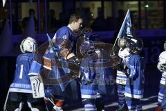 Im Bild: Joe Motzko (ERC Legendenteam 2020) läuft an den Jungpanthern des ERC Ingolstadt vorbei ins Stadion ein

Eishockey - Herren - DEL - Saison 2019/2020 -  ERC Ingolstadt Legenden—Team 2020 - Sternstunden-Team -  Foto: Ralf Lüger