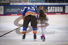 Im Bild: John Laliberte (ERC Legendenteam 2020) mit seiner Tochter im Arm auf dem Weg zur Kabine

Eishockey - Herren - DEL - Saison 2019/2020 -  ERC Ingolstadt Legenden—Team 2020 - Sternstunden-Team -  Foto: Ralf Lüger