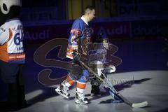 Im Bild: Stephan Retzer (ERC Legendenteam 2020) läuft mit seinem Sohn ins Stadion ein

Eishockey - Herren - DEL - Saison 2019/2020 -  ERC Ingolstadt Legenden—Team 2020 - Sternstunden-Team -  Foto: Ralf Lüger