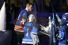 Im Bild: Jakub Ficenec (ERC Legendenteam 2020) läuft an den Jungpanthern des ERC Ingolstadt vorbei ins Stadion ein

Eishockey - Herren - DEL - Saison 2019/2020 -  ERC Ingolstadt Legenden—Team 2020 - Sternstunden-Team -  Foto: Ralf Lüger