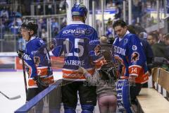 Im Bild: John Laliberte (ERC Legendenteam 2020) mit seiner Tochter im Arm auf dem Weg zur Kabine - Tyler Bouck (ERC Legendenteam 2020) und Ian Gordon (ERC Legendenteam 2020)

Eishockey - Herren - DEL - Saison 2019/2020 -  ERC Ingolstadt Legenden—Team 20