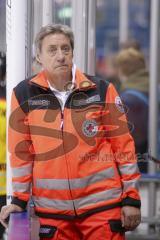 Im Bild: Rechtsanwalt Walter Gräf als Sanitäter beim Legendenspiel

Eishockey - Herren - DEL - Saison 2019/2020 -  ERC Ingolstadt Legenden—Team 2020 - Sternstunden-Team -  Foto: Ralf Lüger