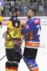 Im Bild: Stephan Retzer (ERC Legendenteam 2020) im Gespräch mit seinem Gegenspieler

Eishockey - Herren - DEL - Saison 2019/2020 -  ERC Ingolstadt Legenden—Team 2020 - Sternstunden-Team -  Foto: Ralf Lüger