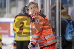 Im Bild: Rechtsanwalt Walter Gräf als Sanitäter beim Legendenspiel

Eishockey - Herren - DEL - Saison 2019/2020 -  ERC Ingolstadt Legenden—Team 2020 - Sternstunden-Team -  Foto: Ralf Lüger